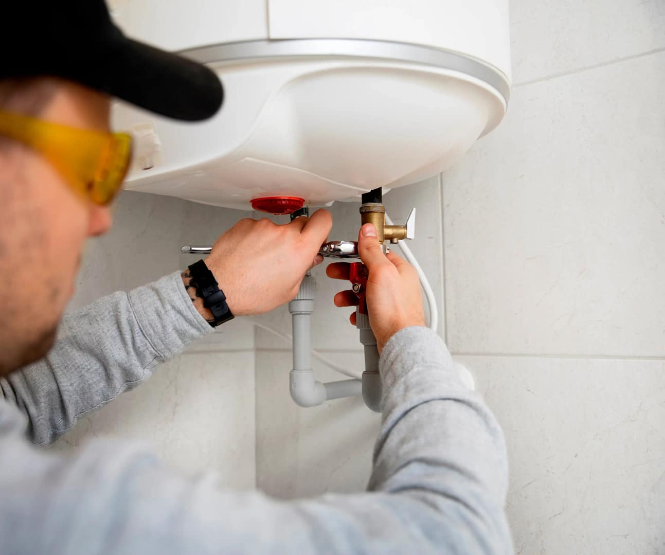 réparation d'un chauffe-eau par un plombier chauffagiste