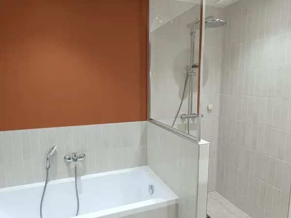 salle de bain avec baignoire et douche à ayherre